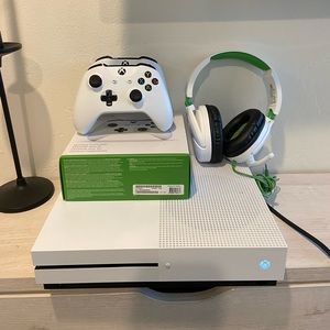 XBOX ONE S. 2 controllers and Headset